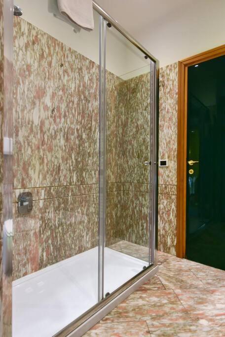 Elegant & Cozy Apartment In The Heart Of Рим Екстериор снимка